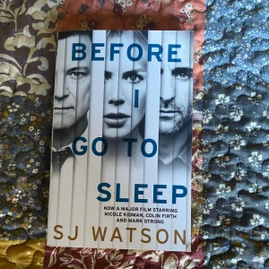 Before I Go To Sleep - En prisbelönt thriller om minnen och identitet, där huvudpersonen Christine vaknar varje dag utan att minnas sitt förflutna. Boken är filmatiserad med Nicole Kidman och Colin Firth i huvudrollerna. Perfekt för dig som gillar spännande och psykologiska berättelser. Before I Go To Sleep - SJ Watson, pocket. Engelska/originalspråk. 