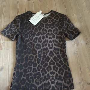 En jättefin leopard tröja  - Har prislappen kvar och är i jättefint sick💕