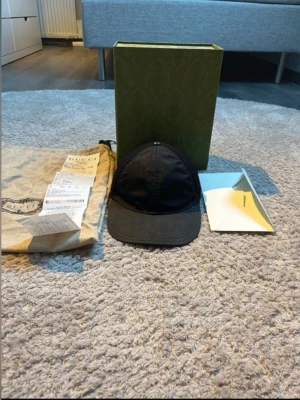 Gucci keps  - ✔️ Garanterat äkta ✔️ Eftertraktad modell ✔️ Sällsynt modell säljs ej längre ✔️ Kvitto & tillbehör medföljer, diskuterabart pris!