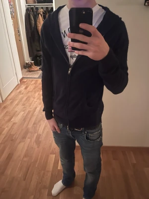 John Henric Kashmir zip-up tröja  - Tröjan är lite noppig men inte mycket alls, annars i väldigt bra skick kostar 1300 ish nypris, är öppen för prisförslag!!