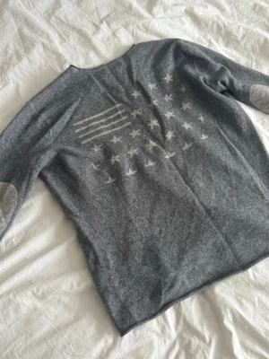 Kashmir tröja med stjärnmönster - Fin stickad tröja i 100% Kashmir, den har ett litet hål i sig men det är inget man tänker på! 