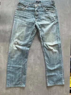 Burberry Black Label Jeans - Slim fit Burberry jeans, lite hål och täcken på användning som ses på bilderna.                                Ben öppning 20cm Outseam 97 Inseam 69 Midja 78cm 