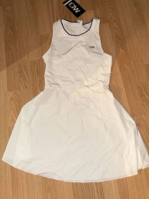Tennisklänning - Så fin träningskläderna. Aldrig använt. Den har inga inbyggda shorts. 
