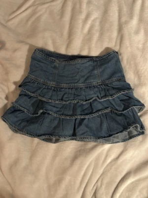 Volang jeanskjol - Säljer en lågmidjad volang jeanskjol från Kappahl. Storlek 164 men passar mig som har small i vanliga fall:)