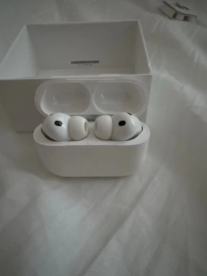 AirPods Pro 3 2025 HP4 - Säljer mina AirPods 3 2025 HP4 från cdon, köpta 1 december och använt dom några gånger, säljer dom eftersom jag inte har någon användning av dom och är behov av pengarna, kvitto finns. 