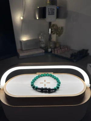 Svart grönt armband  - Tja säljer helt nya armband från Bältgallerian. Dem alla är i strechigt material men kan inte streckas ut för långt. Dem passar från 10 år plus. Vid köp av flera blir priset billigare och om du gillar så finns det flera att välja mellan. Säljer både knäcki och vanlig pärlarmband Samt bälten.