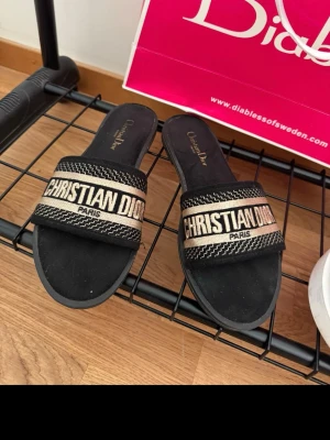 Svarta sandaler - Stilrena svarta sandaler. Sandalerna har platt sula och öppen tå, perfekt för varma dagar. Klassisk och trendig design.