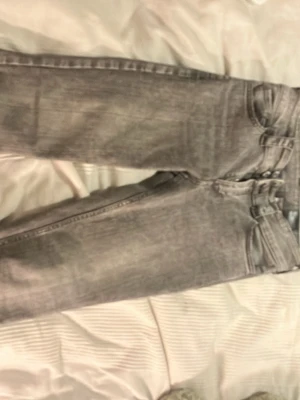 Grå bootcut jeans - Säljer ett par grå bootcut jeans från h&m strl 164 men passar mig som har xs. Pris kan diskuteras🤍🫰🏻