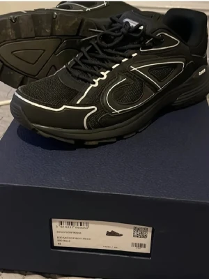 Dior B30 svarta - Helsvarta Dior B30's Jättebra skick, använd bara 1 gång. Dior Skolåda och påse medföljer samt En Dior Shopping bag! Sulor är Återplacerade med ett par andra mjukare.