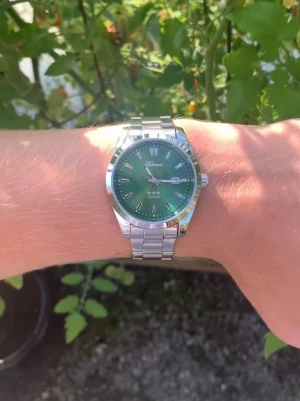 Grön klocka med stållänk Doventi - Stilren klocka från Doventi med grön urtavla och silverfärgad stållänk. Klockan har tydliga index, datumvisning och klassisk rund form. Passar perfekt för dig som vill ha en snygg accessoar med modern känsla.