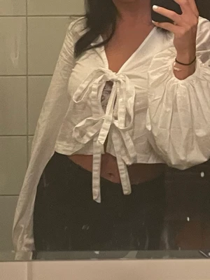 Vit  blus med knytning - Vit blus med knytning fram till storlek 34💕🩵