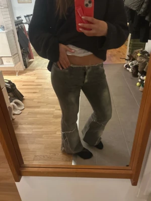 Super coola gråa jeans - Säljer ett par super coola gråa lågmidjade jeans som tyvärr är för små. Midjemåttet är ca 80cm och längden är bra för mig som är 165💕
