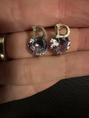 Örhängen  - Silvriga örhängen med sten i. Aldrig använda!