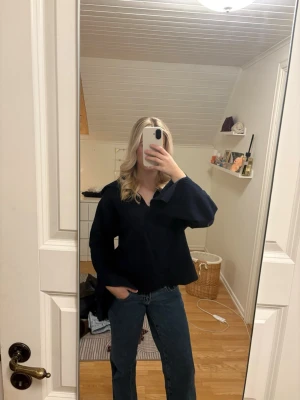 Stickad tröja med slits - Superfin men kommer ej till användning