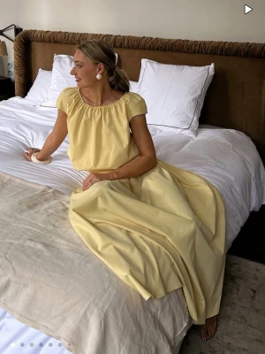 Ljusgul topp - Superfin topp i ljusgul färg med korta ärmar. Säljer även kjolen till i en tidigare annons 🥰 skriv för frågor. Slutsåld 