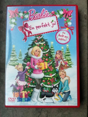 Barbie en perfekt jul dvd - Barbie i en härlig julmusikal fylld av skratt. Följ med Barbie och hennes systrar Skipper, Stacie och Chelsea när deras julhelg oväntat förvandlas till ett spännande äventyr.  Finns på språk: Svenska, Engelska, Finska   OBS!! skivorna är begagnade så det kan förekomma repor/hairlines på skivorna, men då jag kollar igenom alla filmer jag säljer garanterar jag att alla funkar felfritt om inget annat står! :)