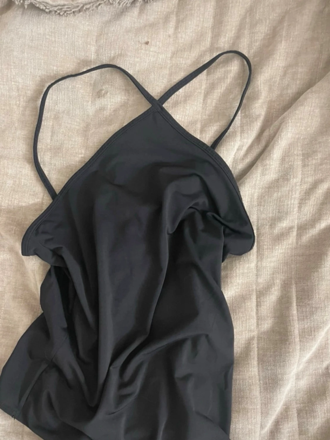 Svart body med smala axelband - 1