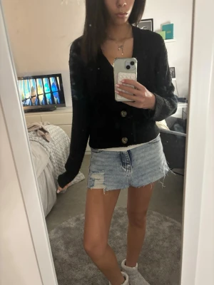 Jeanskjol - Super snygg och perfekt till sommaren! Midjemåttet är ca 35cm och höfterna ca 38-40cm. Själv har jag aldrig använt den