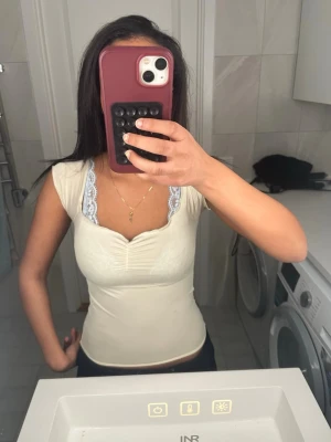 Vit topp - säljer en as snygg krämvit topp från Monki då den ej används längre❣️💓stel XS men passar mig som S💗💞pris kan diskuteras!skriv gärna om bilder/frågor💕