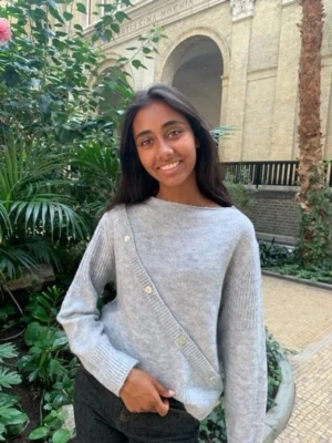 Ljusgrå stickad tröja med knappar - Superfin ljusgrå stickad tröja med dekorativa knappar diagonalt framtill. Tröjan har lång ärm och en avslappnad passform, perfekt för lager på lager. Orginal pris är 420kr💗