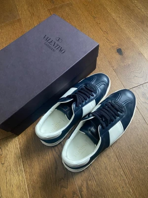 Valentino flycrew - Säljer dessa sjukt snygga skor i storlek 43-44. Sjuk snygga och passar perfekt till allt. Helt nya knappast använda. 10/10 skick. Det fattas bara i nit som har ramlat av. Skriv vid funderingar❓❔ Snabb affär snabb frakt 🚚. Priset inte i hugget. Kom med bud