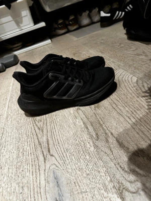 Svarta Adidas skor/ sneakers storlek 37 - Svarta adidas skor som också funkar för träning, haft dom ganska länge så skriv för pris