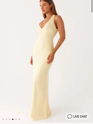 Ljusgul långklänning med v-ringning - Fin ljusgul långklänning från peppermayo. Perfekt till bröllop, fest o bal🥰🥰🥰 går ner till marken på mig som är 170 lång ❣️hör av er vid frågor ! Oanvänd.