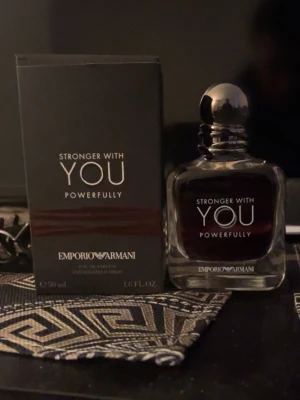 Stronger With You Powerfully - Säljer helt ny Stronger With You Powerfully, den är ny och knappt använt, 50 ml flaska, luktar jättegott och håller länge, skriv för mer info om den:).
