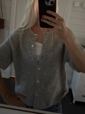 Ljusgrå stickad kofta med kort ärm💞 - Mysig ljusgrå stickad kofta med korta ärmar och rund hals.  