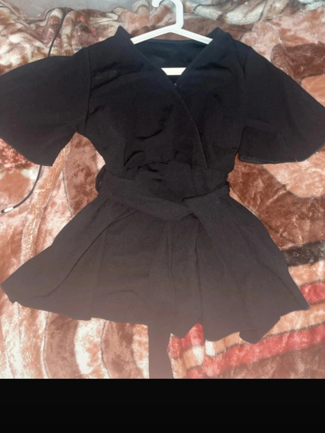 Svart omlottopp med markerad midja - 1