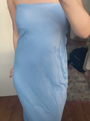 Ljusblå axelbandslös klänning - Jättefin ljusblå klänning i silkeslikt material från berskha. Klänningen hade varit jättefin att ha på bal och andra tillfällen där man vill ha något extra fint på sig. Pris går att diskutera och så kan man kontakta mig vid frågor! 💐💞 Passar S-M