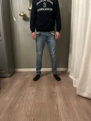 Tiger of Sweden Jeans - Snygga ljusblå jeans från Tiger of Sweden med klassisk femficksdesign och smal passform. Jeansen har normal midja och raka ben, perfekta till en avslappnad stil. Tillverkade i mjukt denimtyg som ger en bekväm känsla hela dagen.     Storlek är 30/32