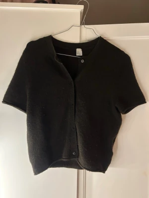 Mörkbrun kortärmad kofta - Snygg kortärmad stickad kofta från h&m