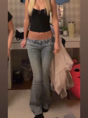 True Religion Joey Low Rise Flare Jeans - Säljer dessa jeans från true religon i storlek 24, kan även tänka mig att byta dom mott ett par i storlek 23. Skriv för fler frågor eller bilder