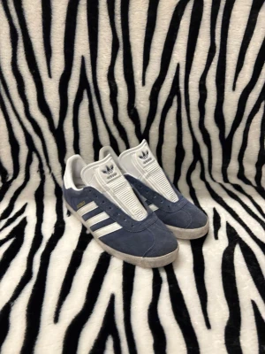 Adidas Gazelle  - Blåa Adidas Gazelle i storlek 42 | Medföljer gör boxen tvättar gärna skon vid köp ✅| Defekten är skon lite smutsig och skosnören saknas (valde frivilligt att ta bort dem) ❌| Frakt inom 1-3 dagar 📦| Hör av dig vid minsta fundering eller mer bilder 😌