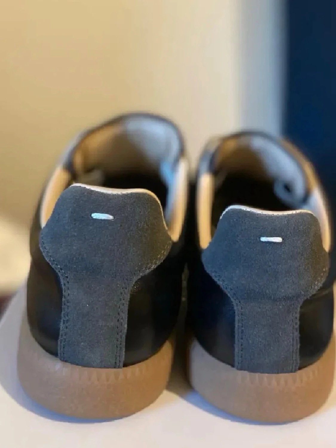 Svarta sneakers med beige sula - 1