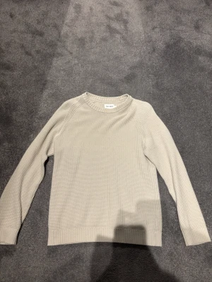 Tröja - Snygg beige stickad tröja från East West. Storlek S men passar även M. Skick 10/10. Hör av er!