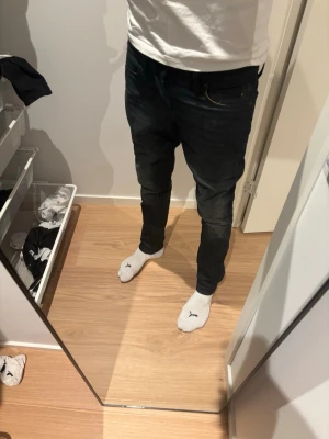 Mörkblåa jeans från Jack kr Jones - Tja! Säljer ett par mörkblåa jeans från Jack & Jones | storlek 28/32 och i gott skick! Hör av er vid eventuella frågor!