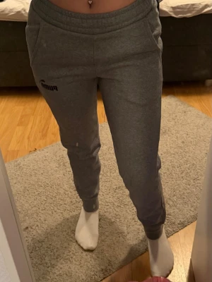 Puma byxor - Puma byxor som man kan använda som mjukis. Storlek S, i fint skick inga fläckar eller hål. Storlek S