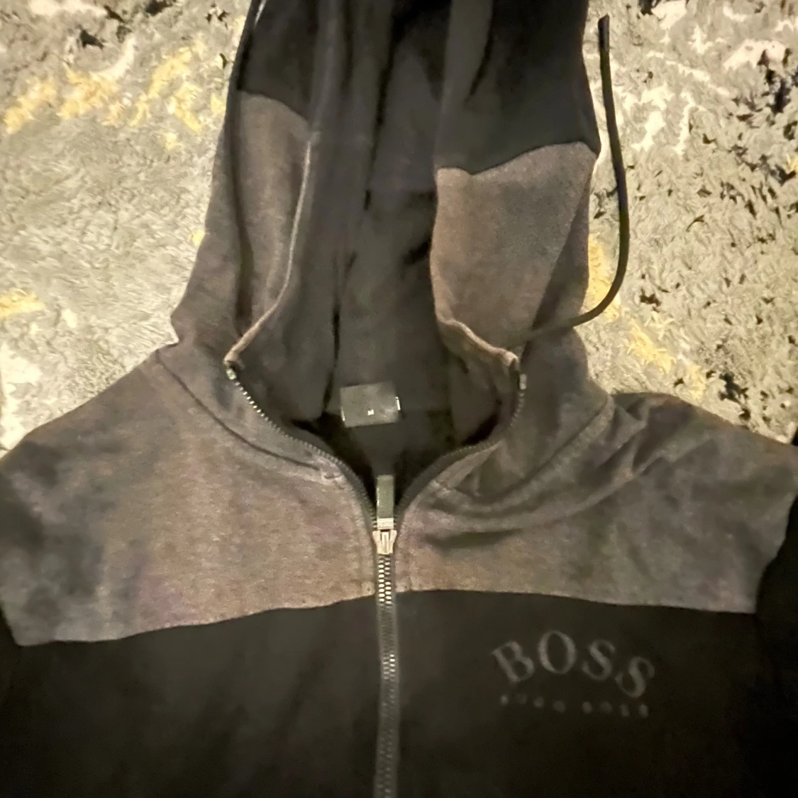 Svart hoodiejacka från BOSS söker byte  - 2