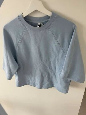 Trekvarts ärmad  blå sweatshirt från and other stories - Så fin trekvarts ärmad sweatshirt från and other stories! Sparsamt använd, skrynklig då den legat i lådan ett tag🩵