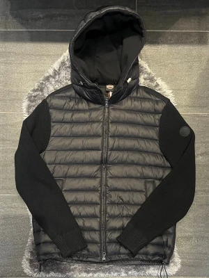 Colmar Cardigan Hybrid Jacka Svart - Svart cardigan/hybridjacka från Colmar i storlek 48, motsvarar M. Mycket fint skick och perfekt som mellanlager eller lätt jacka. Stilren, bekväm och i hög kvalitet.