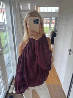 Blus  - Såå snygg vinröd blus med cut out / öppna axlar från Gina tricot. Använd en gång. Nypris 460kr. Storlek s, jag på bilderna brukar ha xs så passar båda 