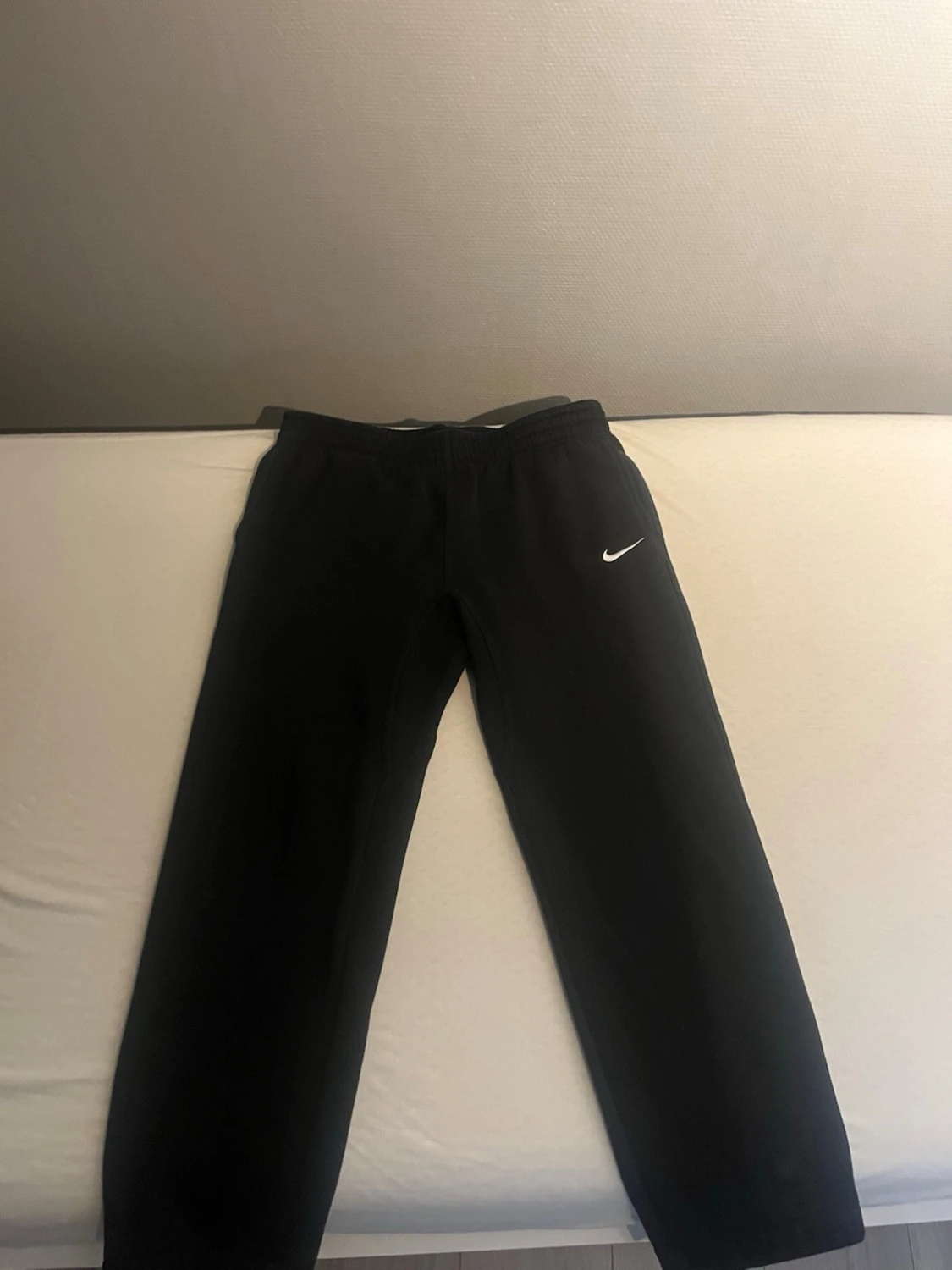 Svarta och grå mjukisbyxor från Nike 2 för 800 1 för 500 - 1