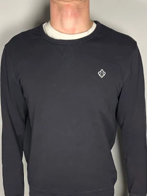 Morris tröja  - Säljer en riktigt snygg och trendig Morris tröja i fint skick, storlek L men sitter mer som M, vid frågor är det bara att skriva //Gramenti