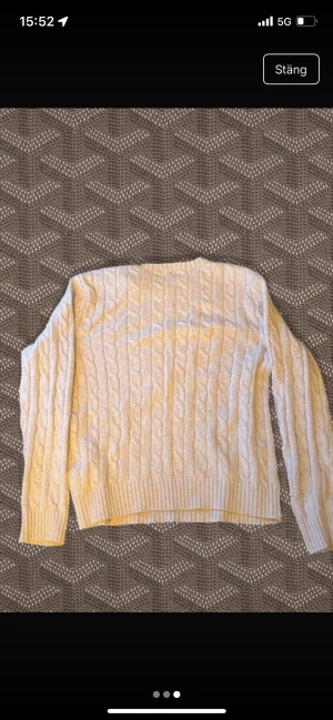 Polo ralph lauren stickad tröja - Stickad polotröja i fint skick, endast använd en gång. Mjuk och bekväm med klassisk passform. Inga fläckar, noppor eller andra tecken på slitage. Perfekt både till vardag och mer uppklädda tillfällen.