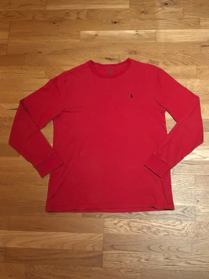 Röd långärmad T-shirt från Ralph Lauren - ❗️Storlek XL i barn/tonårsstorlek❗️ | Knappt  använd