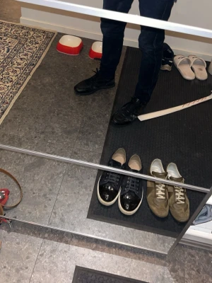 Svarta Valentino Rockrunner sneakers - Svarta Valentino Rockrunner sneakers med klassisk kamouflagedesign och svarta skosnören. Nypris ligger på ca 7000 och är väldigt eftertraktade, speciellt nu på vintern. Har en liten defekt på högra skon som ni kan skriva om ni vill se bild på. Hör bara av er om ni har nån fråga eller fundering!