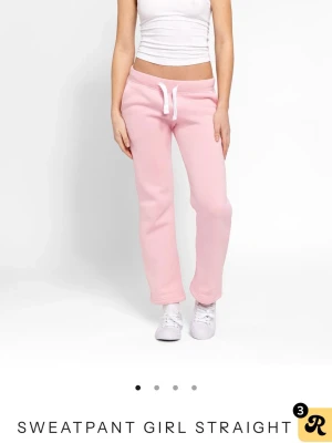 Populära russemerch byxor - Helt oanvända med lappen kvar russemerch byxor i storlek XS. Säljer pga de inte passade mig. Ny pris 500 kr