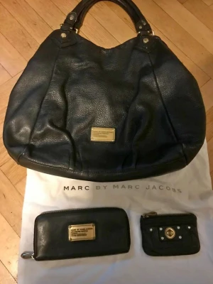 Svart handväska, plånbok och börs från Marc by Marc Jacobs - Allt ingår till priset av 2500kr! Hör av er vid fler frågor kan även mötas upp!